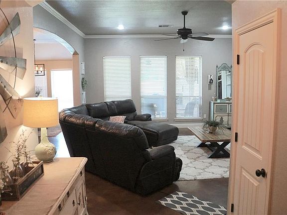 4th image of 110 Versailles Ln