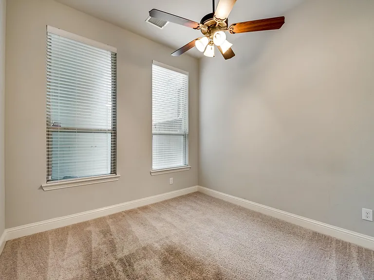 923 Whitehall Dr — Photo 16