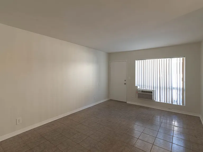 Sepulveda Apartments — Photo 20