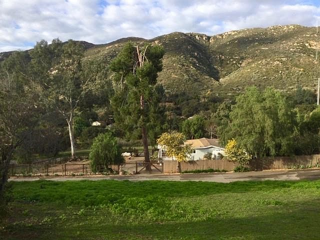 Rural Setting - Hillside Views - HUGE fenced yard - Room for RV * Pets * Gardens
