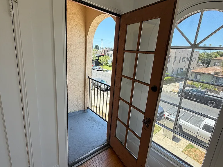 1504 1/2 S Bronson Ave — Photo 16