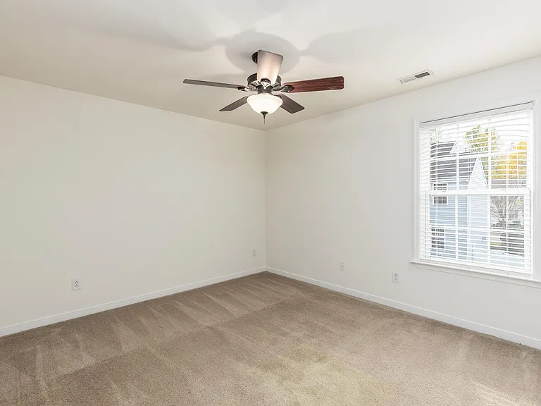 504 Queensbury Ln — Photo 30