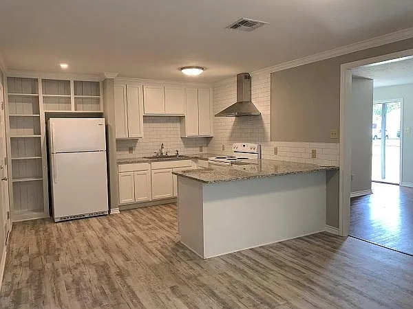 409 E Emory St — Photo 8