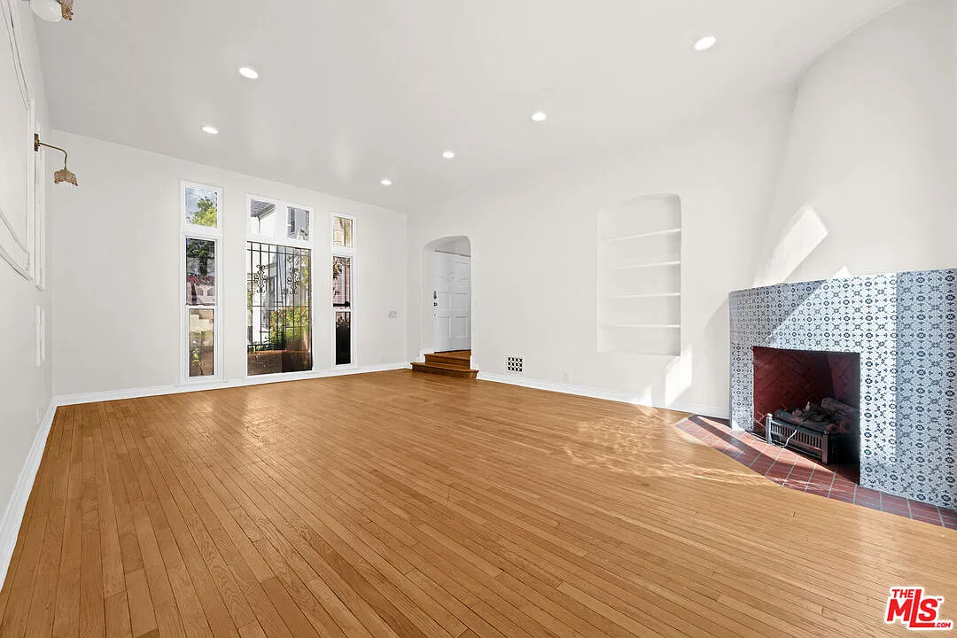 3 bed, 2.5 bath, 2100 sqft, $4,786 — Photo 3