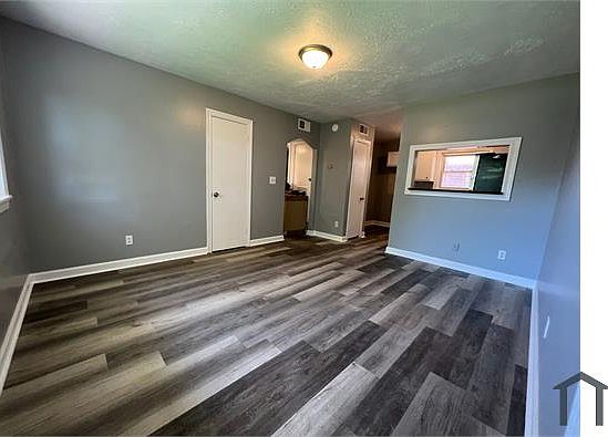 3rd image of 592 Cooper St SW APT 4