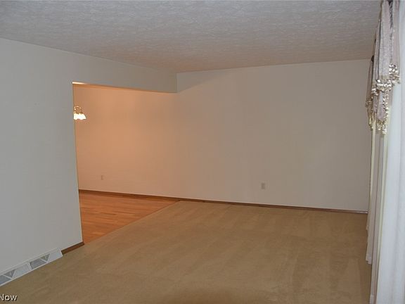 3rd image of 537 Howells Ct