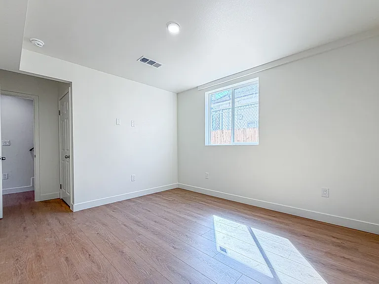423 E 31st St — Photo 38