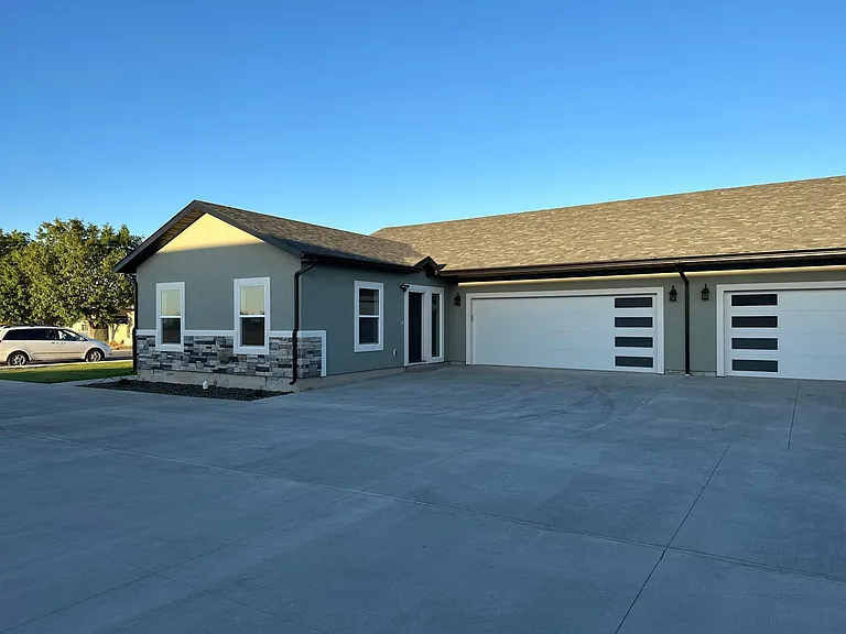 1025 W Cheney Dr — Photo 2