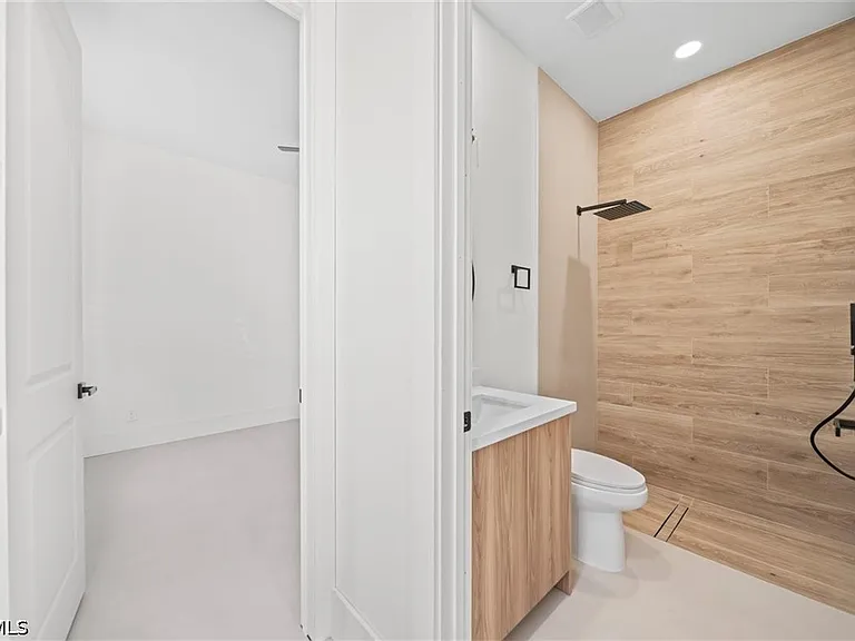 1805 W 10th St — Photo 15