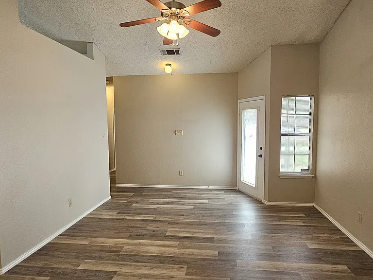 618 Canterbury St — Photo 17