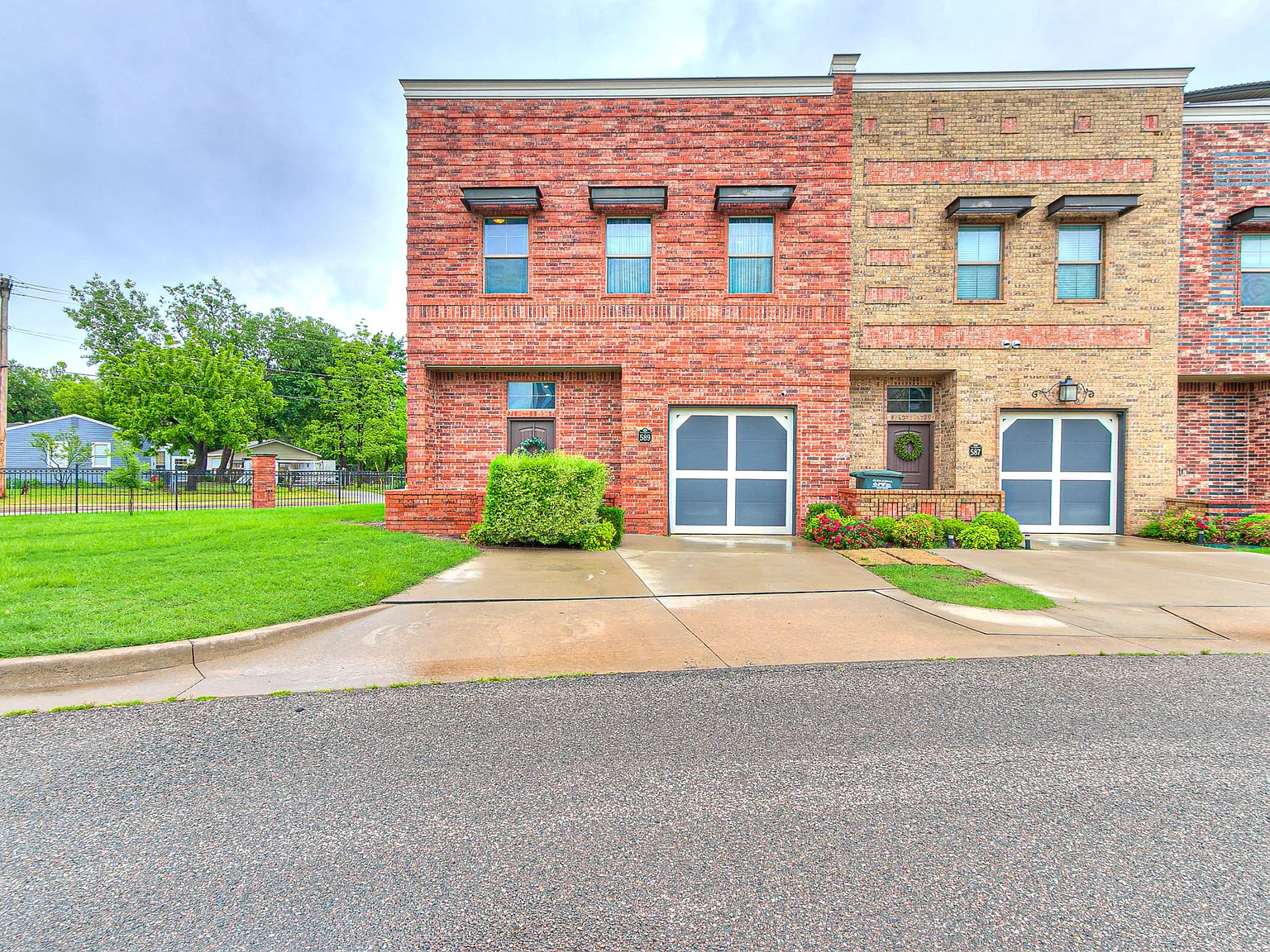 2 bed, 2.5 bath, 1735 sqft, $1,900 — Photo 2