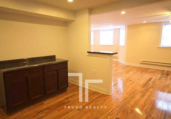 3rd image of 1115 W Oakdale Ave #1127GDN