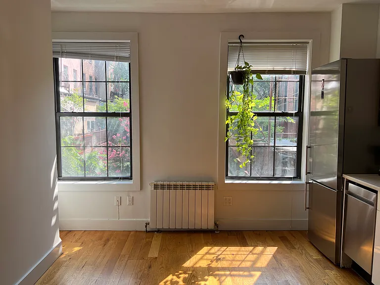 152 Franklin St #2R — Photo 6