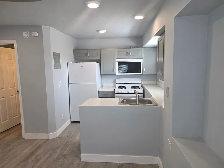 721 Oceanview Dr — Photo 1