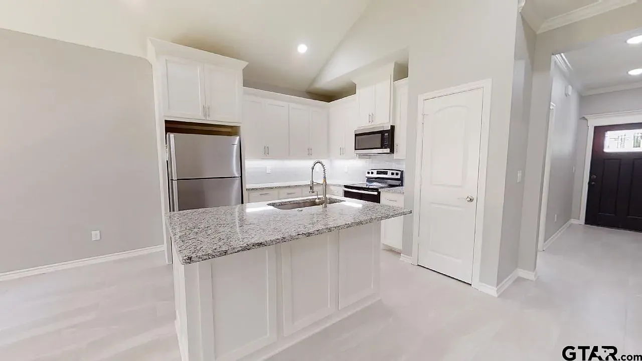 3 bed, 1261 sqft, $1,695 — Photo 1