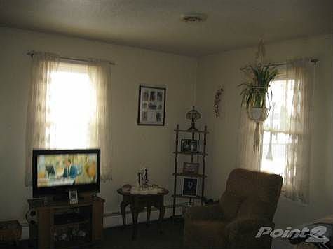 507 E Walnut St LR (1024x768)