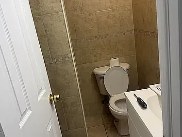 3 326 1/2 Laurel Ave — Photo 2
