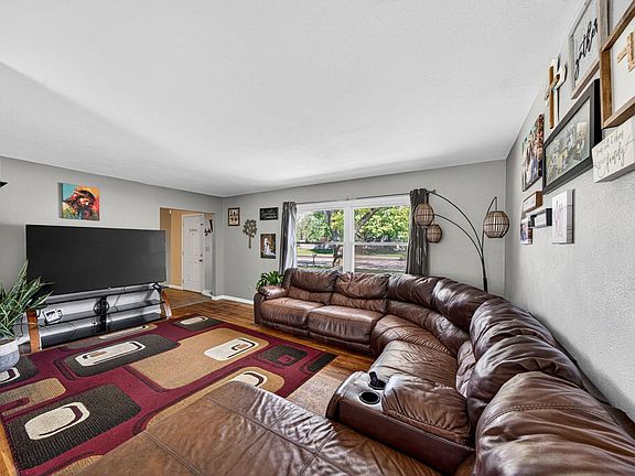 5th image of 56563 Pinecrest Dr