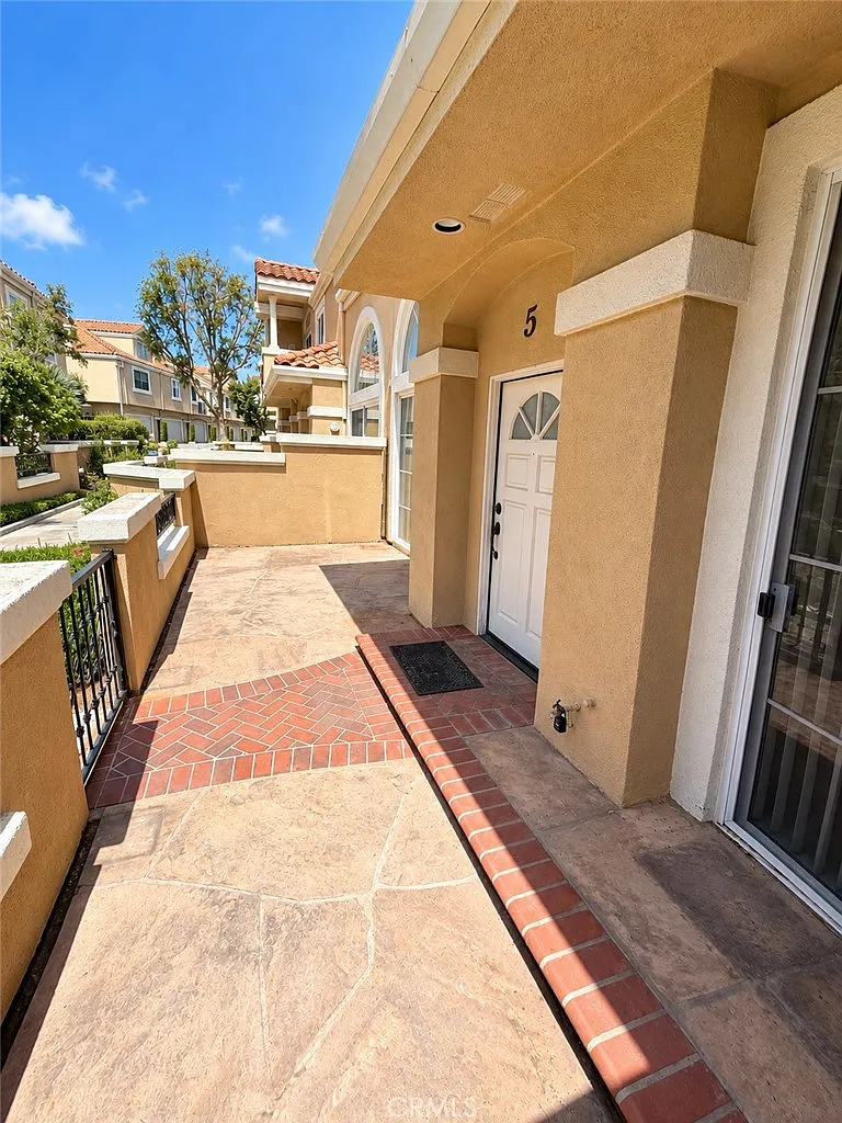 2 bed, 2.5 bath, 1327 sqft, $3,800 — Photo 2