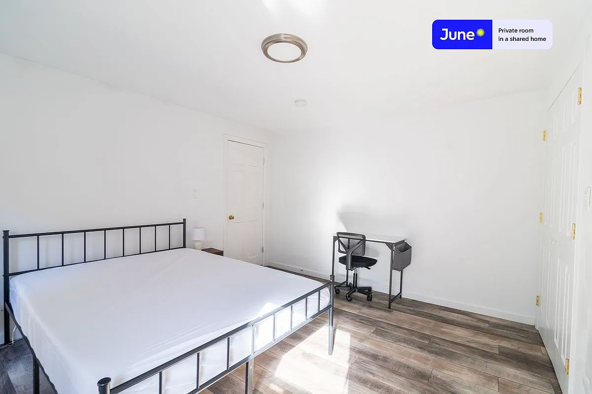 Queen bedroom in 5 bed/2 bath home in South Boston #1752 B — Photo 2