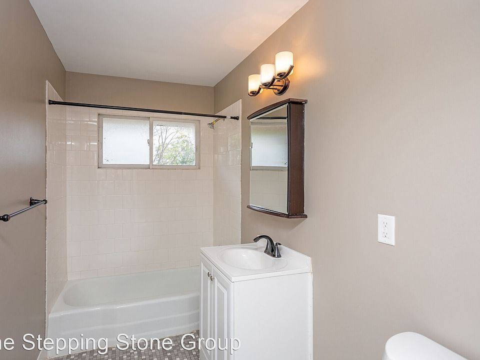 1st image of 1400 Douglas Dr N APT 102