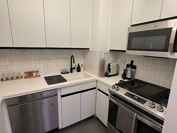 3rd image of 235 W 56th St APT 20P