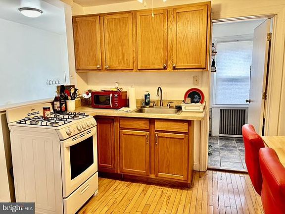 3rd image of 1930 Bainbridge St APT 3