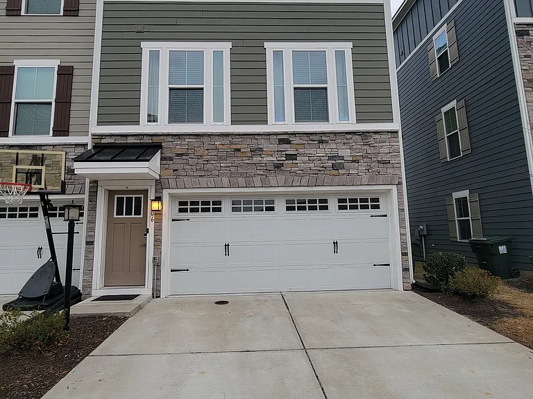 906 Stern Way — Photo 1