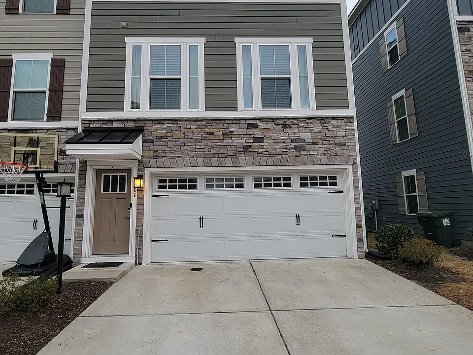 906 Stern Way
