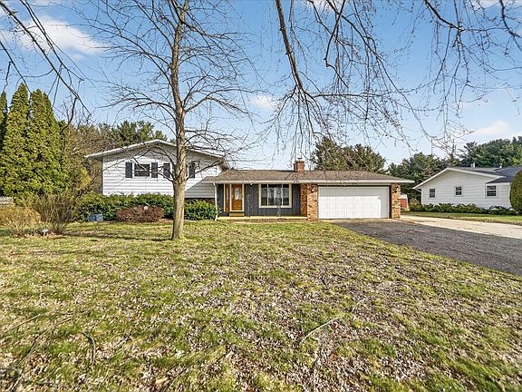 3rd image of 4546 E Berry Rd