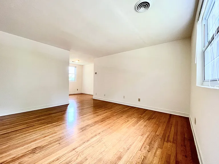 Lindley Park Manor — Photo 15