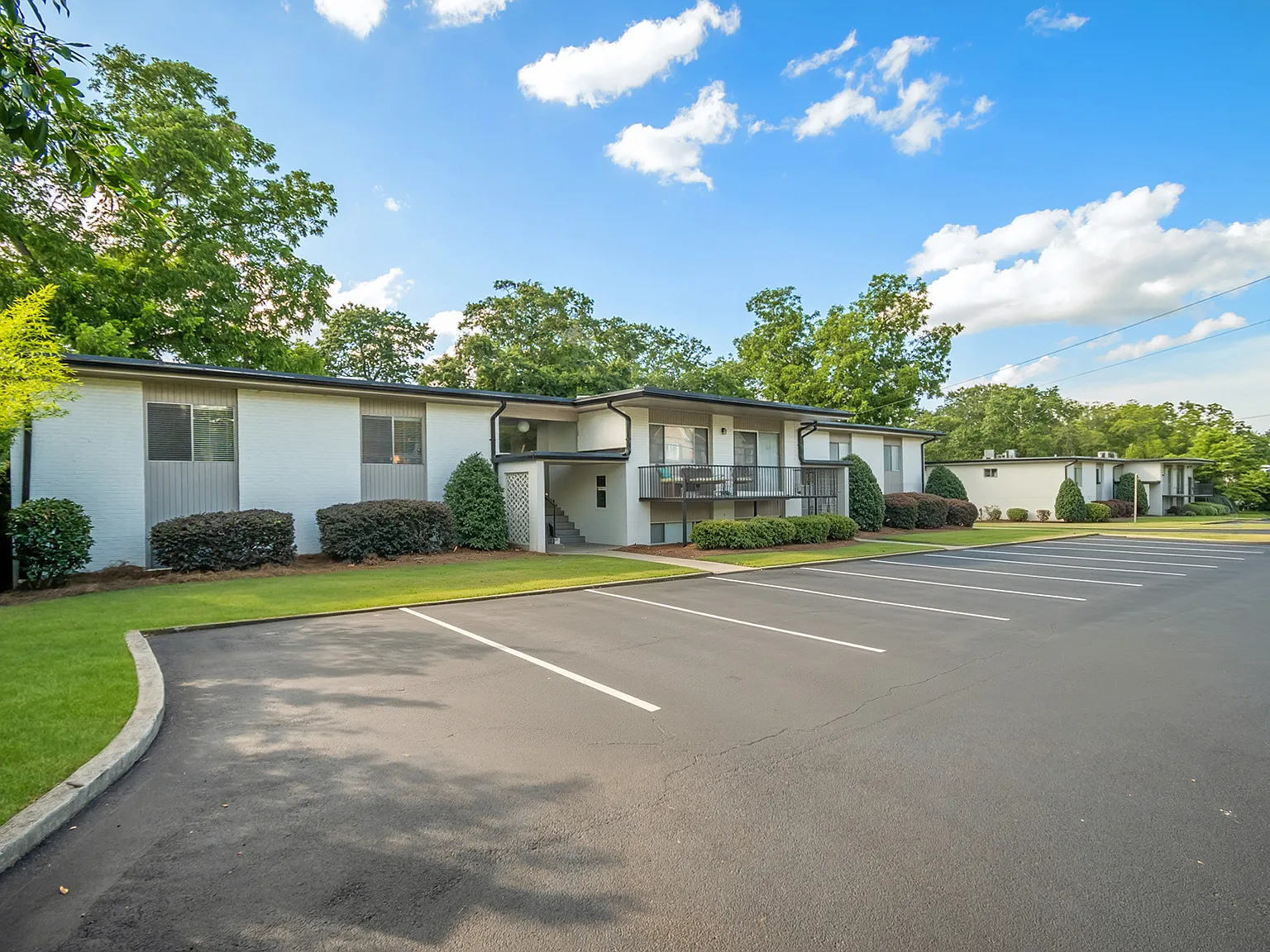 2 bed, 710 sqft, $1,999 — Photo 2