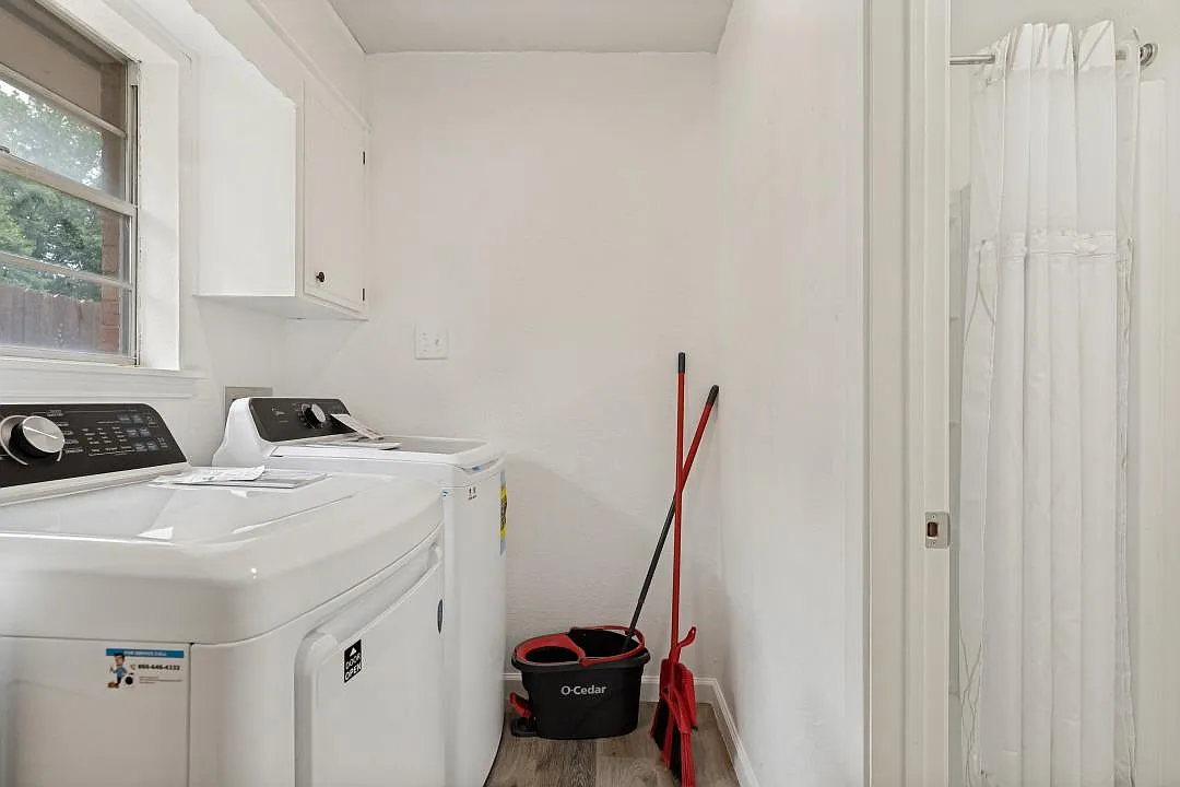 4 bed, 3.5 bath, 2218 sqft, $1,070 — Photo 4