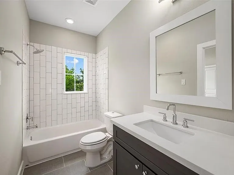 105 W Whitney St #B — Photo 4