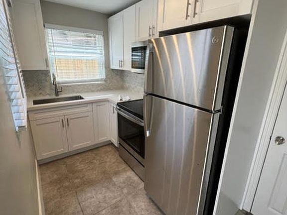 4th image of 200 NE 22nd Ave #206
