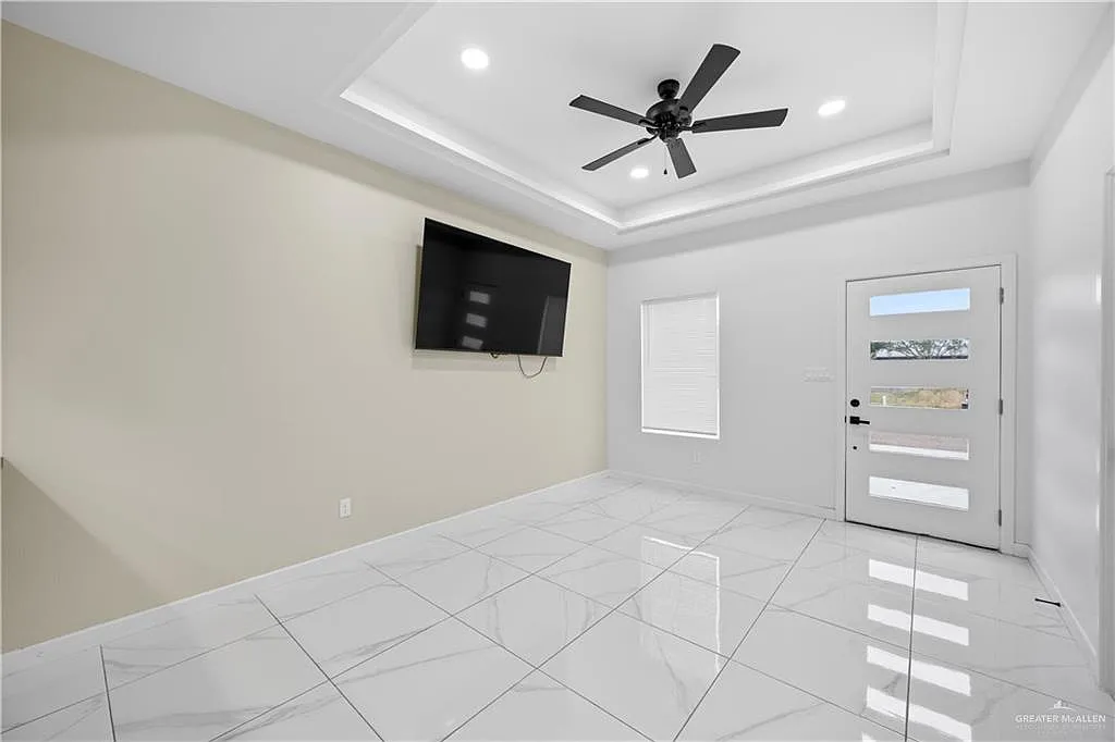 3 bed, 2.0 bath, 868 sqft, $1,300 — Photo 3