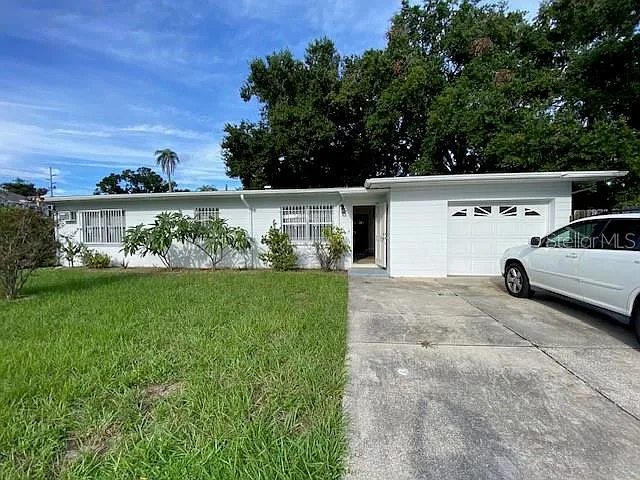 3 bed, 1.0 bath, 1106 sqft, $1,995 — Photo 2
