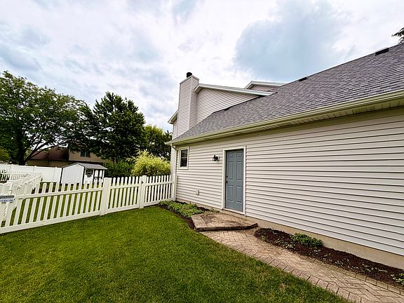 4th image of 300 Savoy Dr