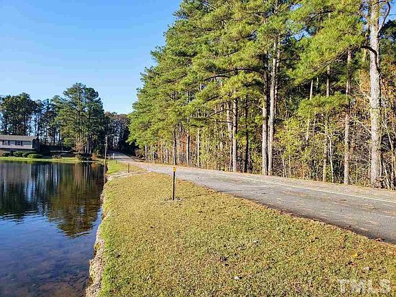 3rd image of Edgewater Dr