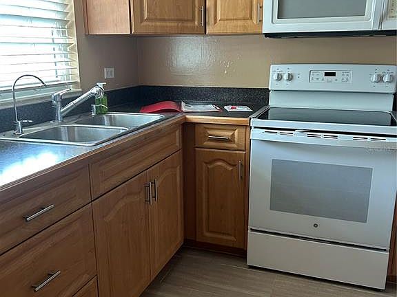 4th image of 108 CLOCKTOWER DRIVE #261
