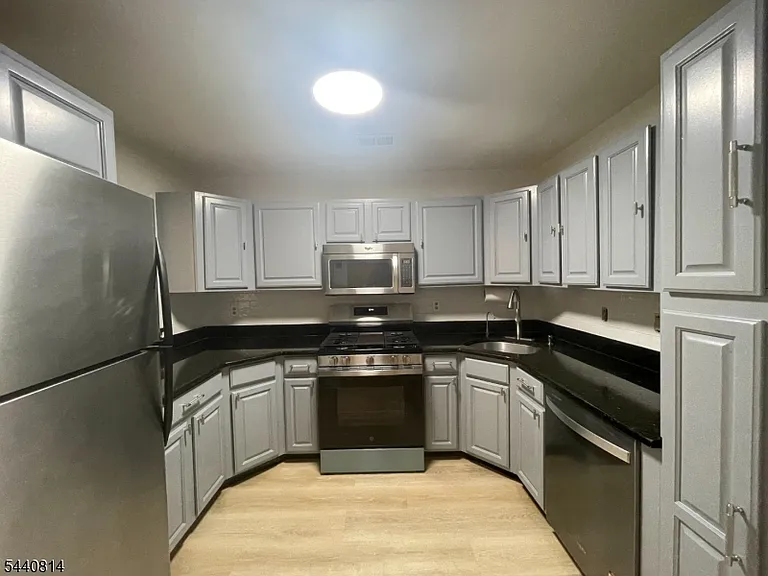 15 Davenport Rd — Photo 3
