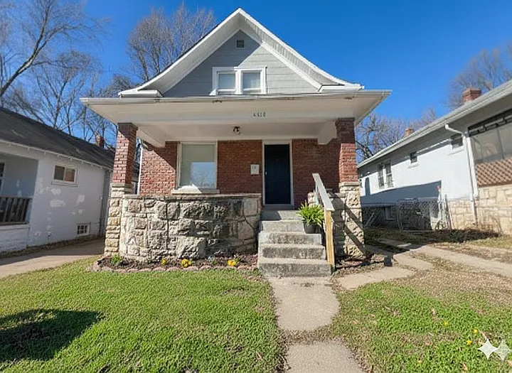 3 bed, 956 sqft, $1,245 — Photo 1