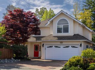 1660 Hampshire Rd, Oak Bay, BC V8R 5T6