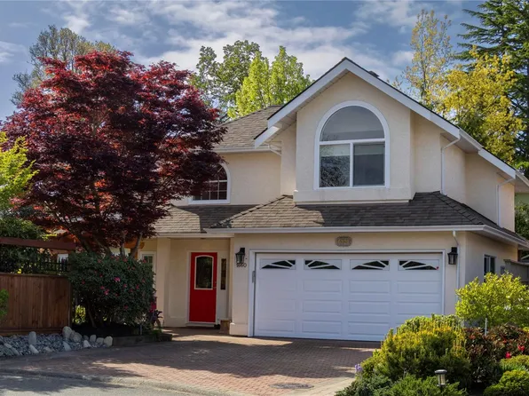 1660 Hampshire Rd, Oak Bay, BC V8R 5T6