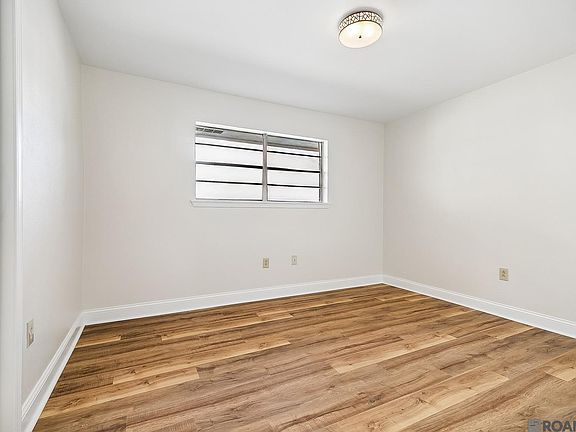 5th image of 8950 Graham Dr