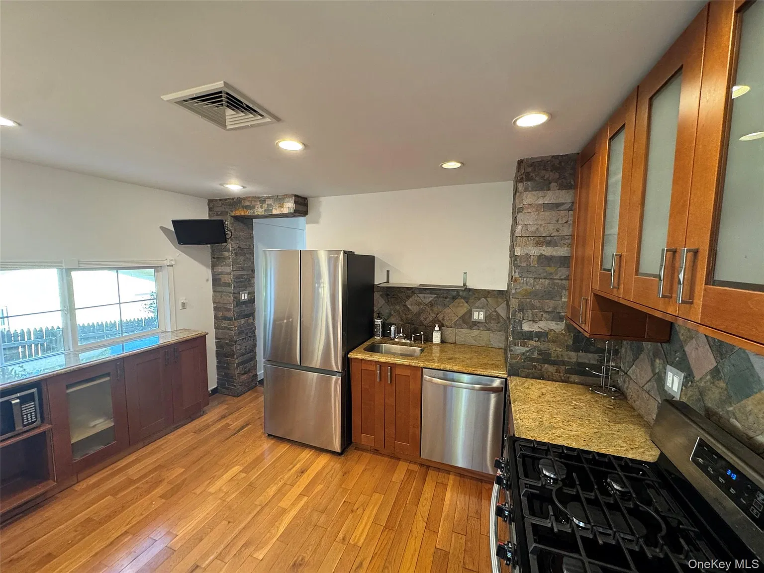 3 bed, 1.5 bath, 1291 sqft, $6,800 — Photo 4