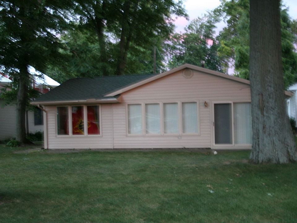 Home (Lake Side With Windows!)