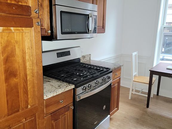 4th image of 561 W Arlington Pl #1