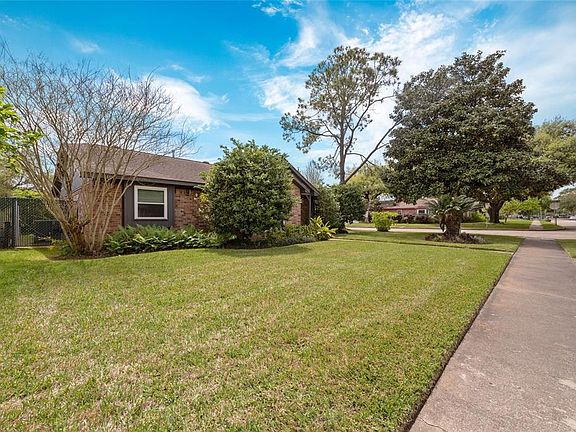 3rd image of 4402 Iroquois Dr
