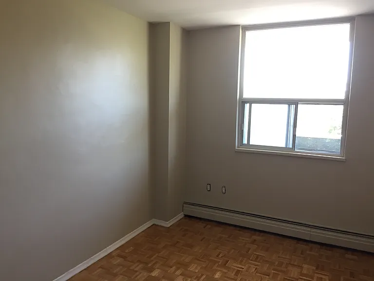 150 Paisley Blvd W — Photo 21